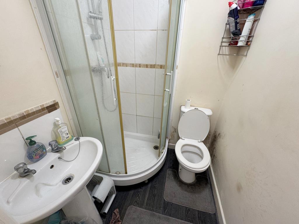 Lot: 82 - FREEHOLD BLOCK OF THREE FLATS FOR INVESTMENT - Flat 2 - Shower room